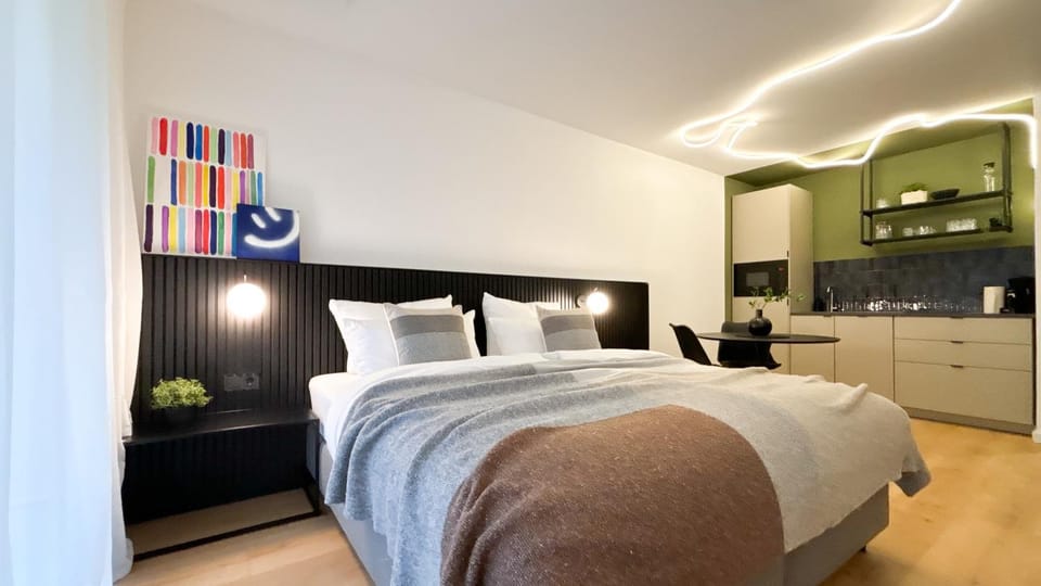 Bed, Kitchen or kitchenette, Bedroom