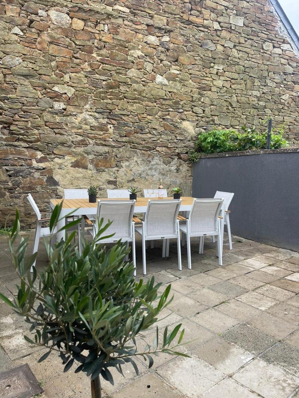 Patio, Day, Dining area