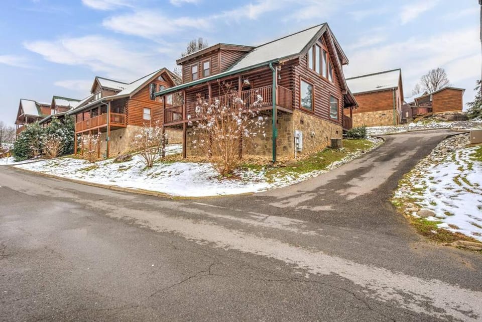 Bearly Behavin’ | Hot Tub, Pool, Arcade Game, MORE House in Pigeon Forge