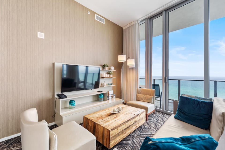 Communal lounge/ TV room, Natural landscape, TV and multimedia, Living room, Seating area, Evening entertainment, Sea view