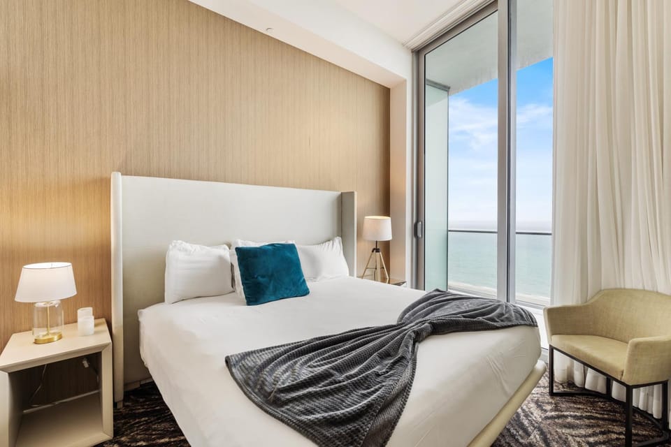 Bed, Natural landscape, Living room, Photo of the whole room, Seating area, Bedroom, Sea view