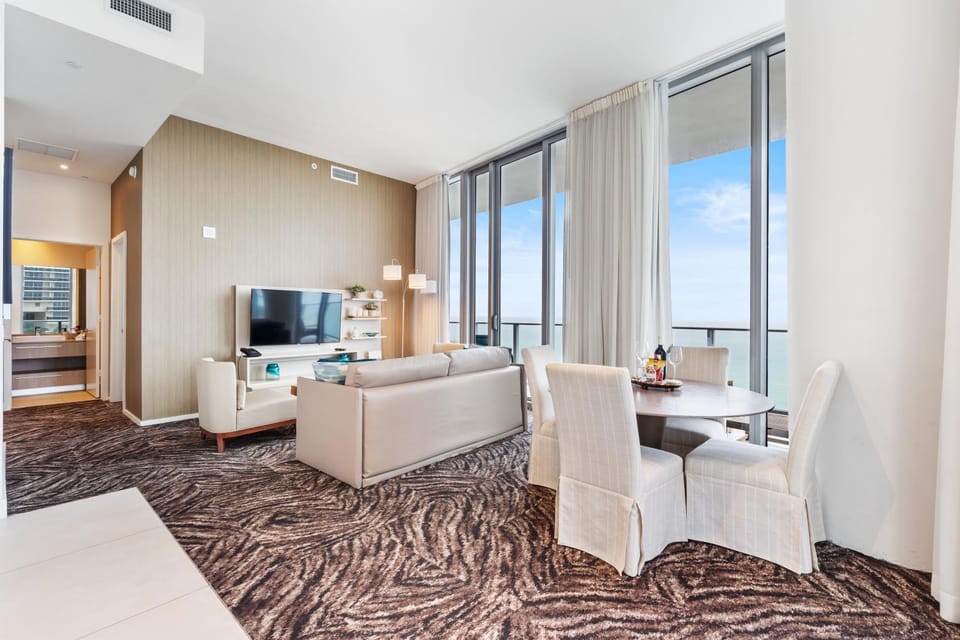 Communal lounge/ TV room, Natural landscape, TV and multimedia, View (from property/room), Living room, Photo of the whole room, Seating area, Dining area, Evening entertainment, Sea view