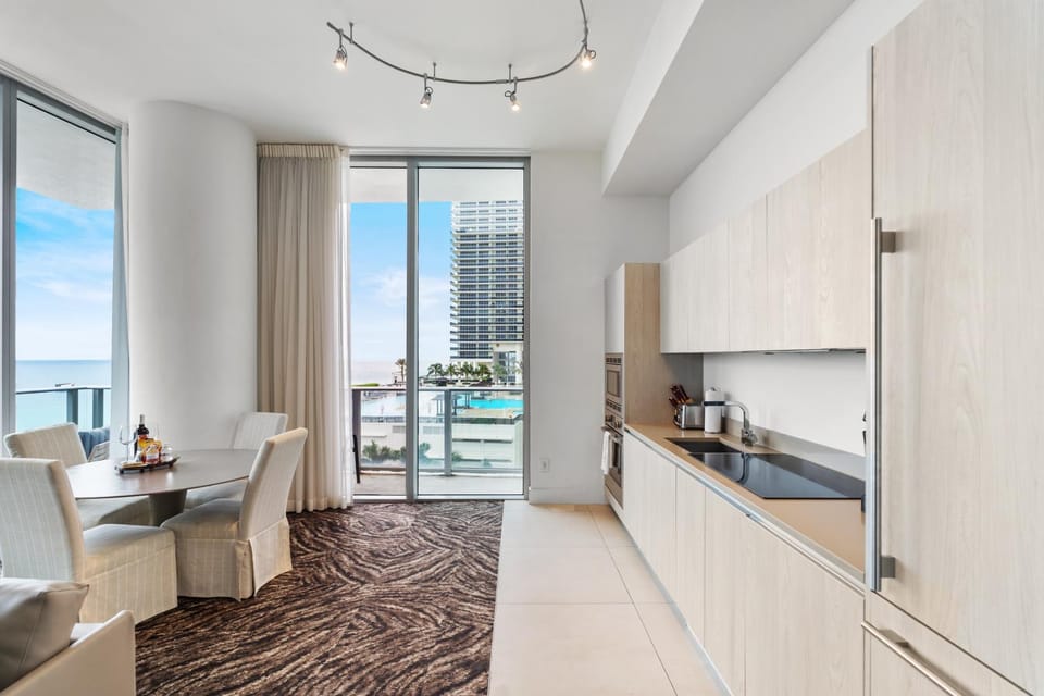 Natural landscape, View (from property/room), Balcony/Terrace, Kitchen or kitchenette, Living room, Seating area, Dining area, Pool view, Sea view, Swimming pool