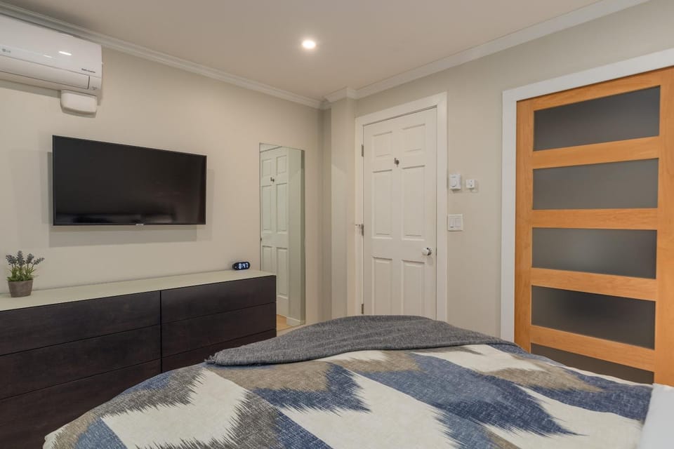 Bed, TV and multimedia, Bedroom, air conditioner