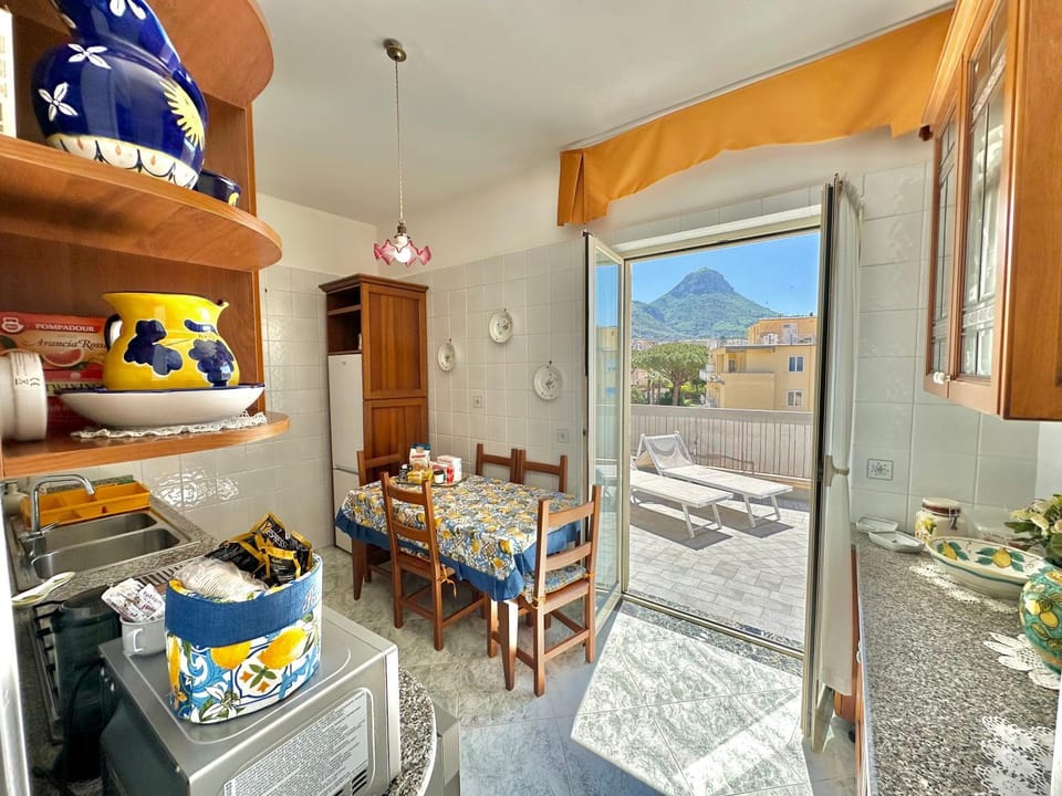 Balcony/Terrace, Kitchen or kitchenette, Mountain view