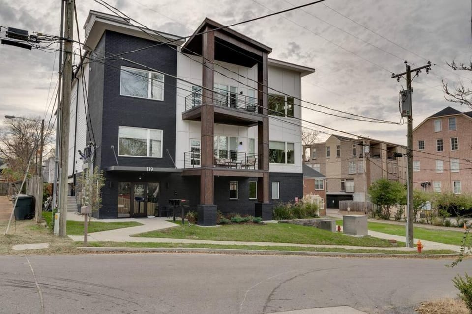 West End 4 Bd,4Bath Walk to Bars-Close to Broadway Apartment in Nashville