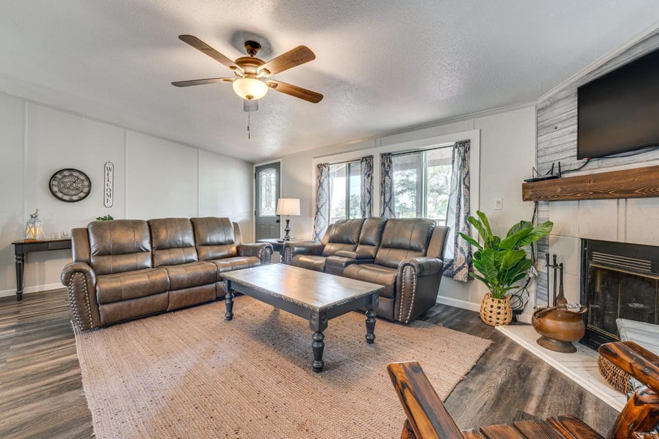 Trails, Creek & Wildlife: Country Harwood Retreat House in Rio Grande