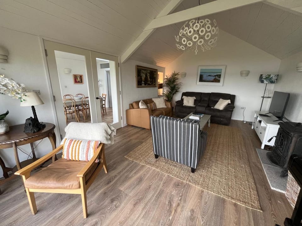 Pier Cottage with private water access to Colla Pier House in County Cork