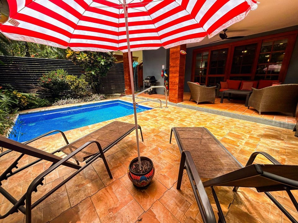 3 minutes walk from the best surf beach in area House in Dominical