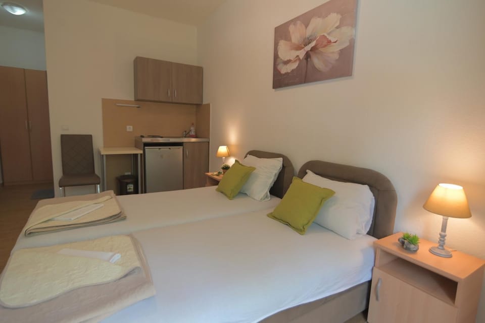 Bed, Kitchen or kitchenette, Photo of the whole room, Bedroom