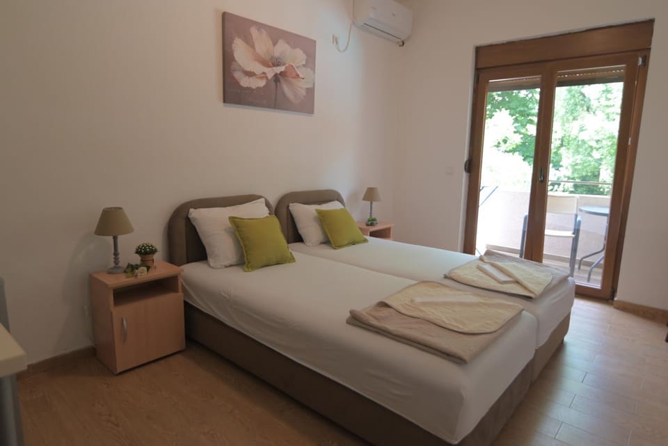Bed, Photo of the whole room, Bedroom, air conditioner