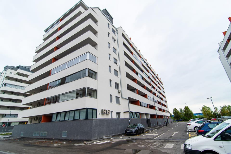 Property building, Day, Neighbourhood, Location, Parking