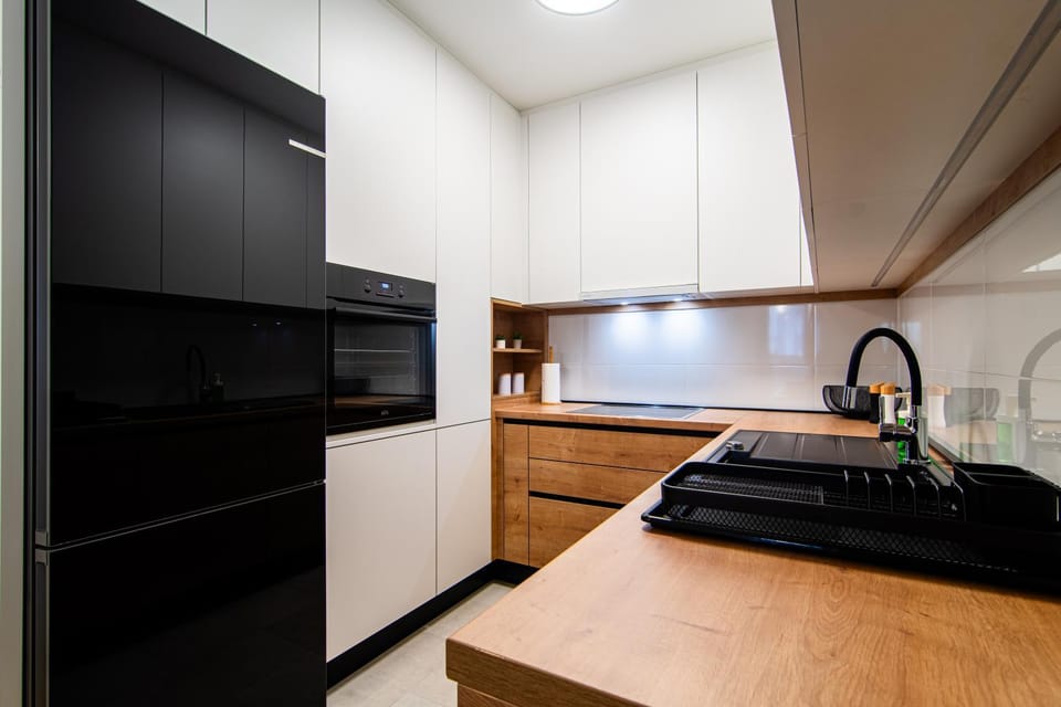 Kitchen or kitchenette, oven, kitchen