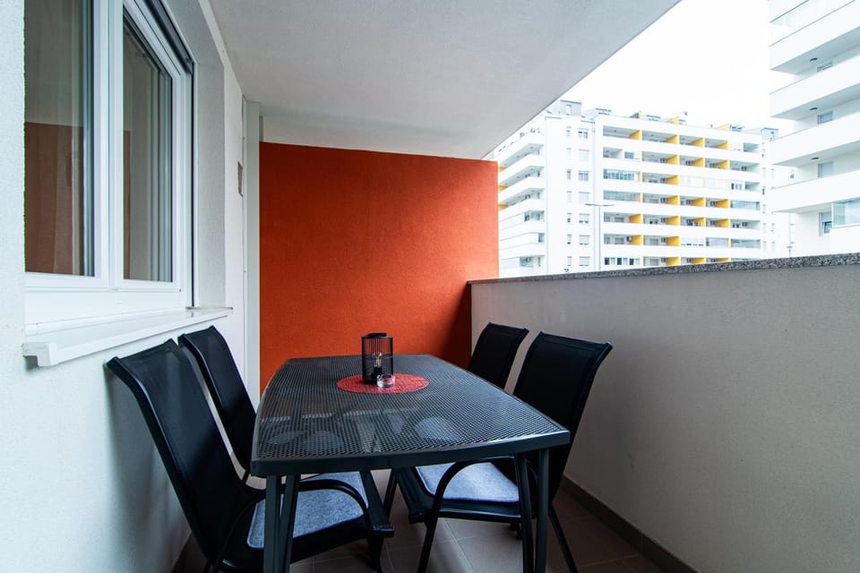 View (from property/room), Balcony/Terrace, Seating area, Dining area, City view