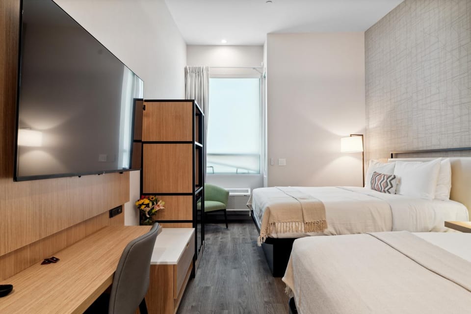 Bed, TV and multimedia, Photo of the whole room