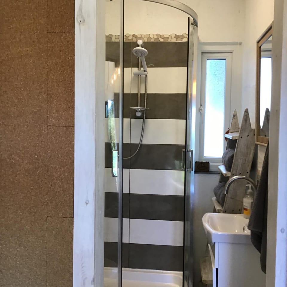 Small self contained room Apartment in Porthleven