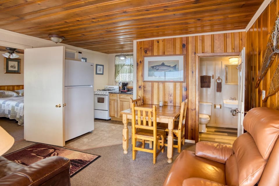 Rainbows End Fishing Resort Resort in Rainbow Lake