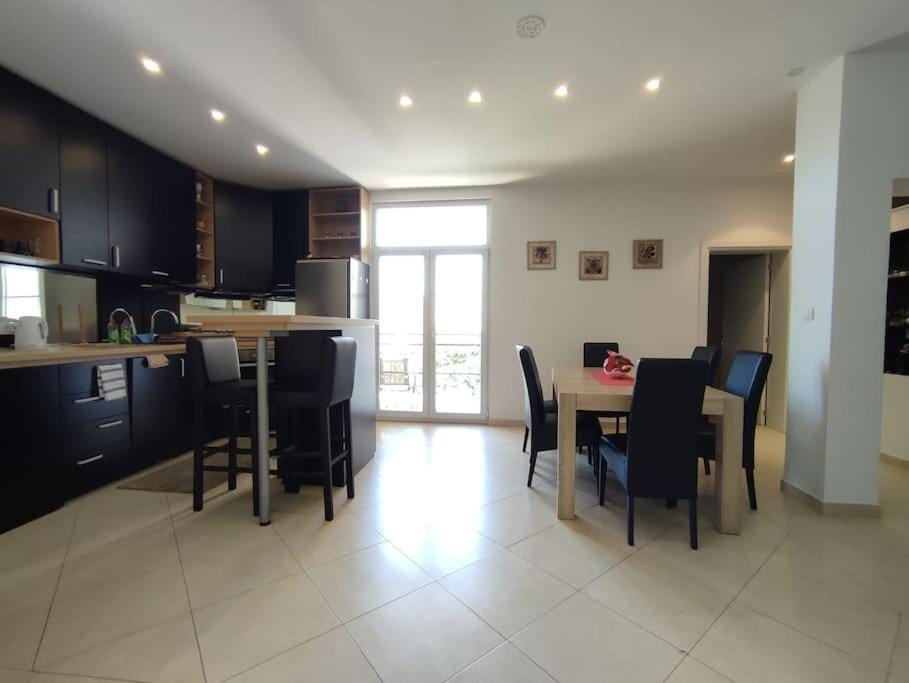 Kitchen or kitchenette, Seating area, Dining area