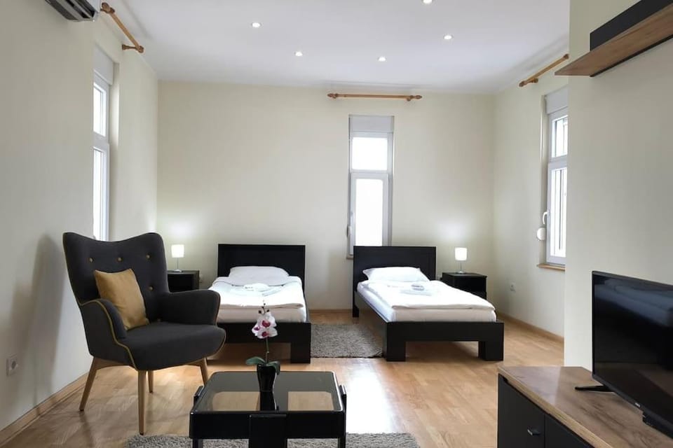 Bed, Photo of the whole room, Bedroom, air conditioner