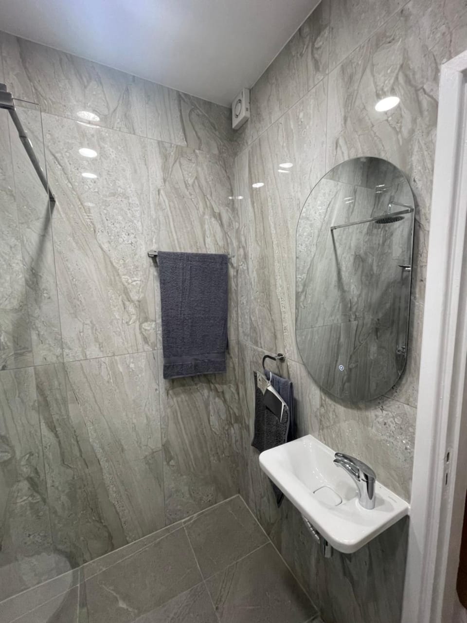 Shower, Toilet, Bathroom, towels