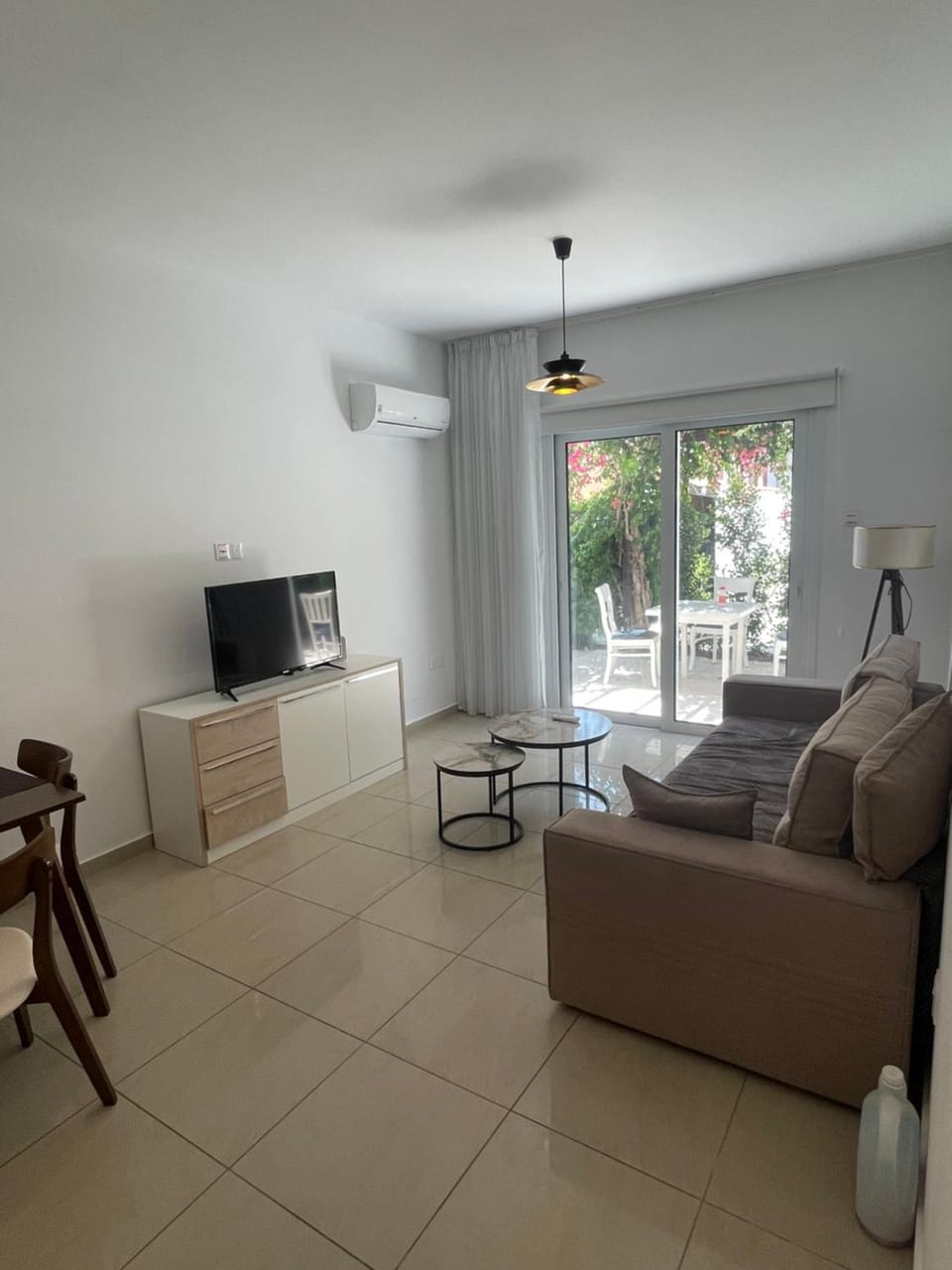 Communal lounge/ TV room, TV and multimedia, Living room, Seating area, Evening entertainment, air conditioner
