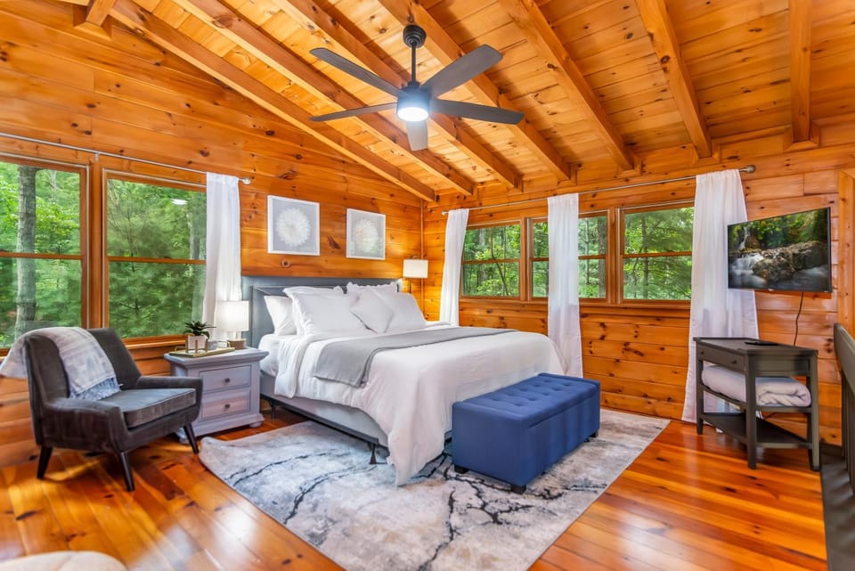Bed, TV and multimedia, Photo of the whole room, Bedroom