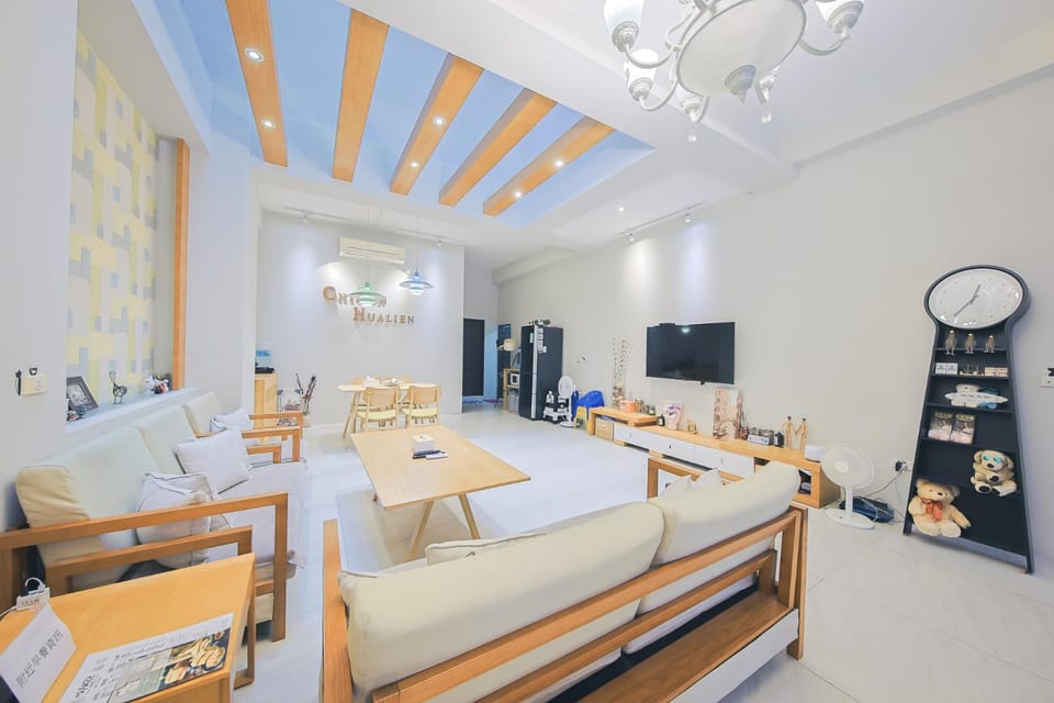 Communal lounge/ TV room, Living room, Seating area