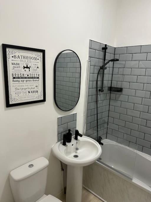Shower, Toilet, Bathroom, Bath