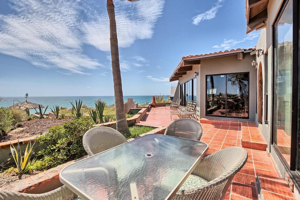 Property building, Balcony/Terrace, Seating area, Sea view