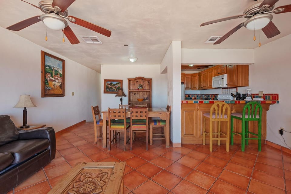 Kitchen or kitchenette, Living room, Seating area, Dining area
