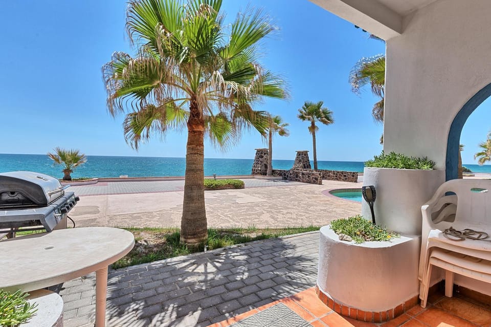 Balcony/Terrace, Seating area, Beach, Sea view