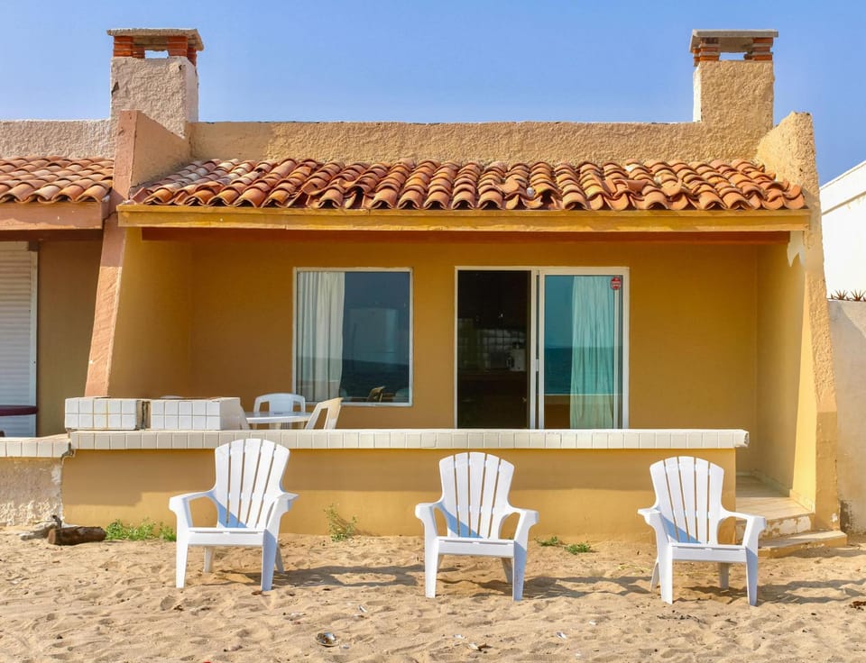 Property building, Patio, Dining area, sunbed