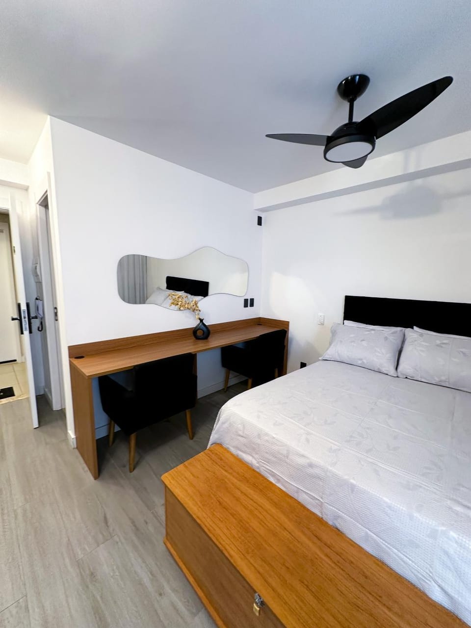 Bed, TV and multimedia, Bedroom