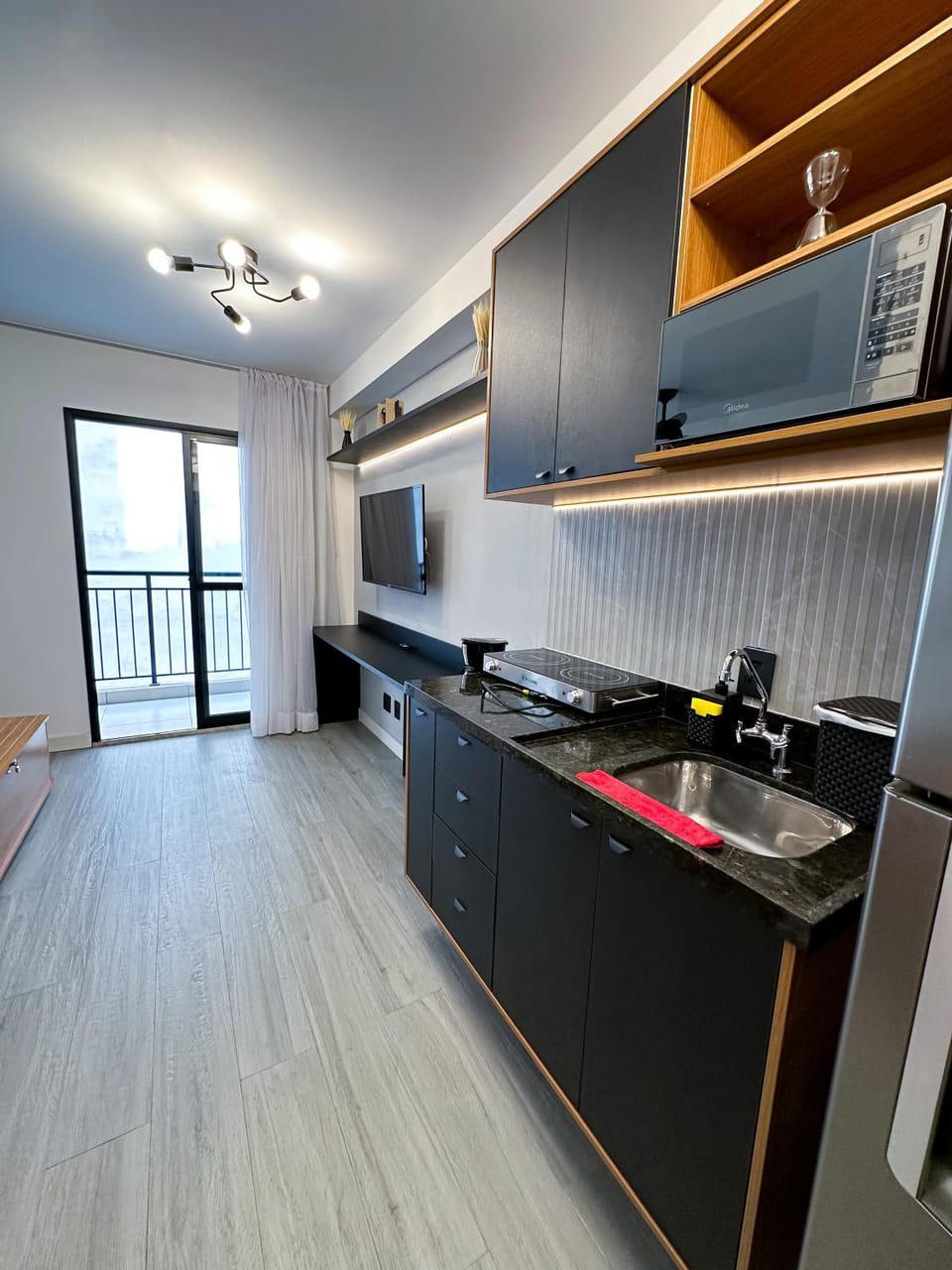 Kitchen or kitchenette, minibar, stove
