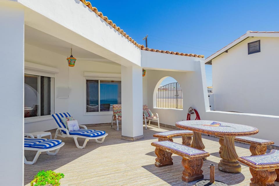 Patio, Day, Seating area, sunbed