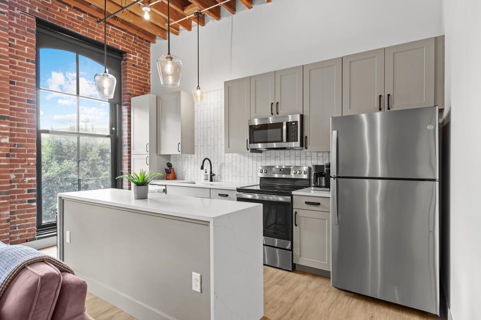 Kitchen or kitchenette, dishwasher, stove