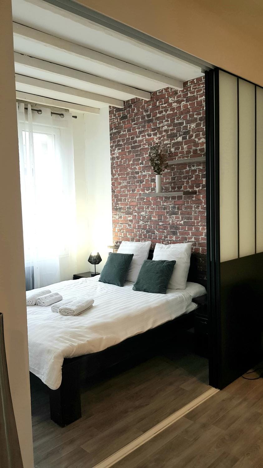 Bed, Photo of the whole room, Bedroom, towels