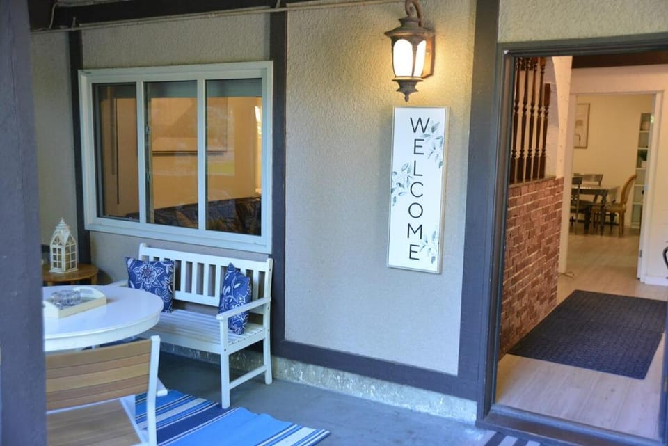 Bright Spacious 3 BR Garden Suite, 4 Queen beds, Fully equipped, Highly recommended by 229 happy groups Apartment in New Westminster