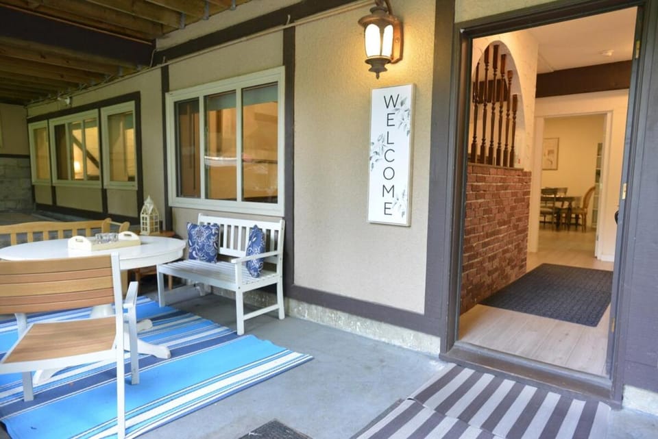 Bright Spacious 3 BR Garden Suite, 4 Queen beds, Fully equipped, Highly recommended by 229 happy groups Apartment in New Westminster