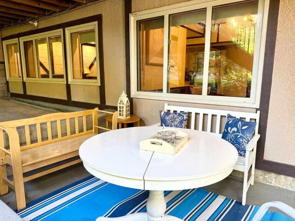 Bright Spacious 3 BR Garden Suite, 4 Queen beds, Fully equipped, Highly recommended by 229 happy groups Apartment in New Westminster