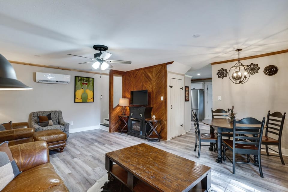 Pet-Friendly Granbury Home w/ Yard, Near Downtown! House in Granbury