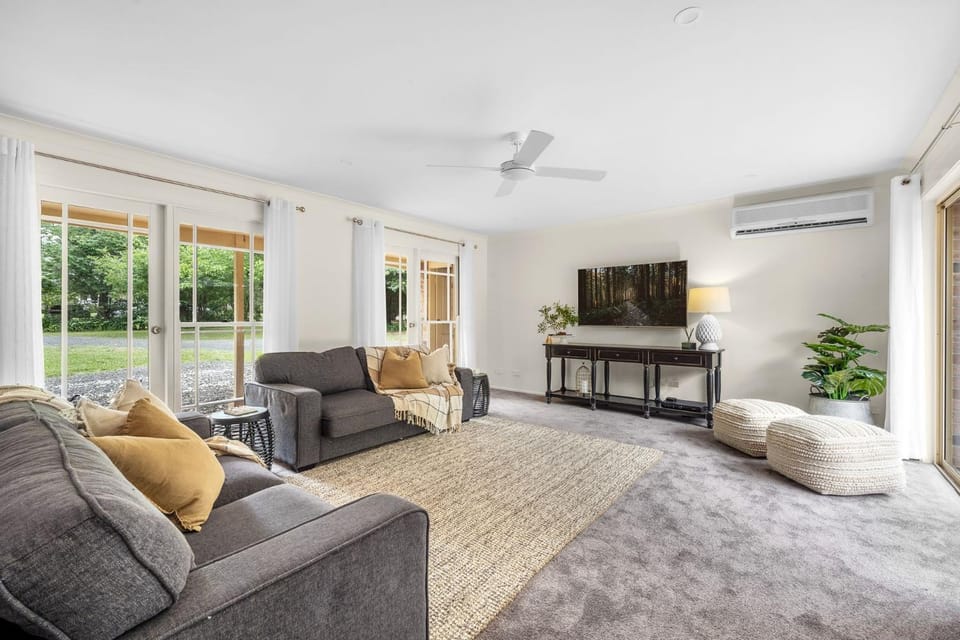 TV and multimedia, Living room, Seating area, air conditioner