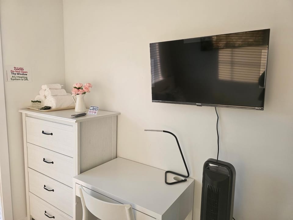 Private Room PINE with Private Full Bathroom in Toronto, ON, Canada Bed and Breakfast in Toronto