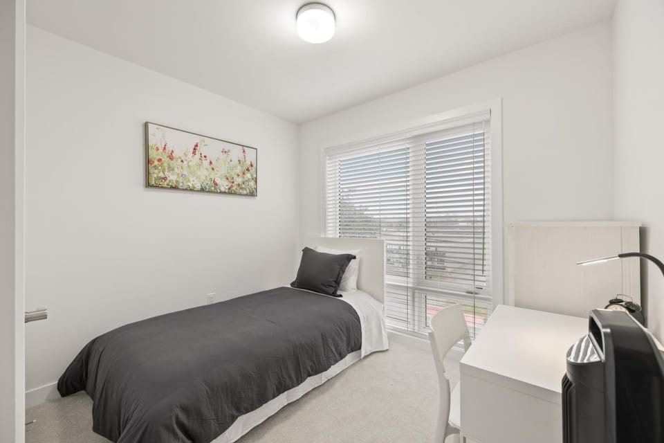 Private Room PINE with Private Full Bathroom in Toronto, ON, Canada Bed and Breakfast in Toronto