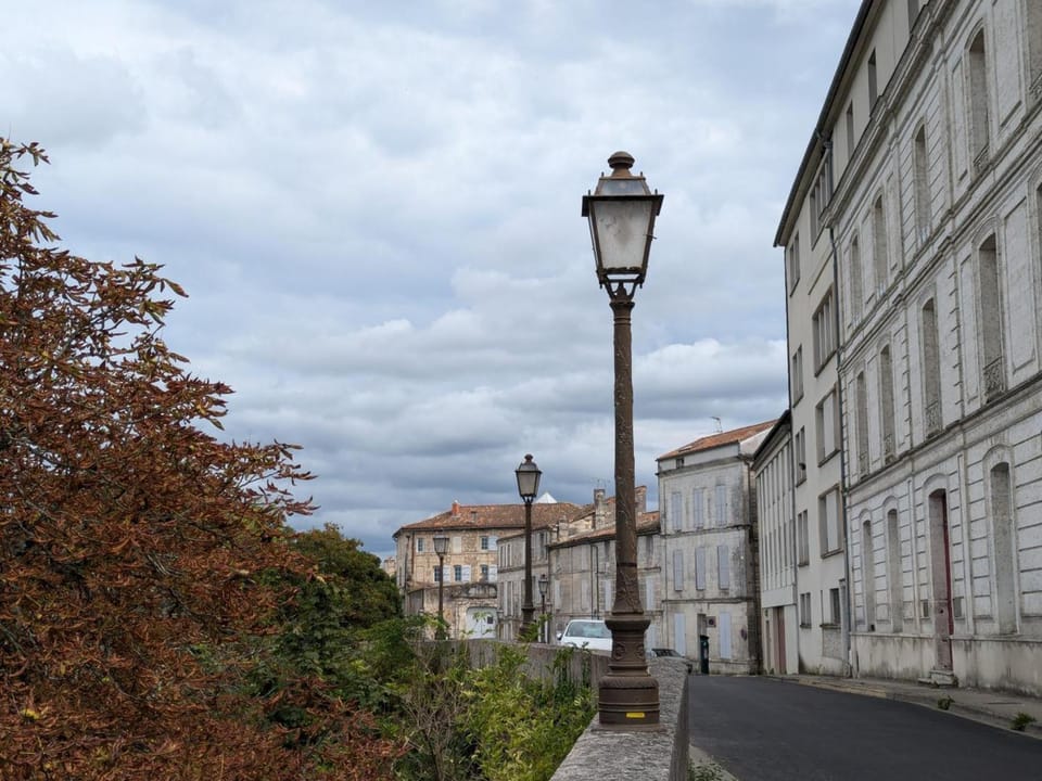 Appartement avec terrasse, jardin et WIFI au cœur historique d'Angoulême - FR-1-653-263 Apartment in Angoulême