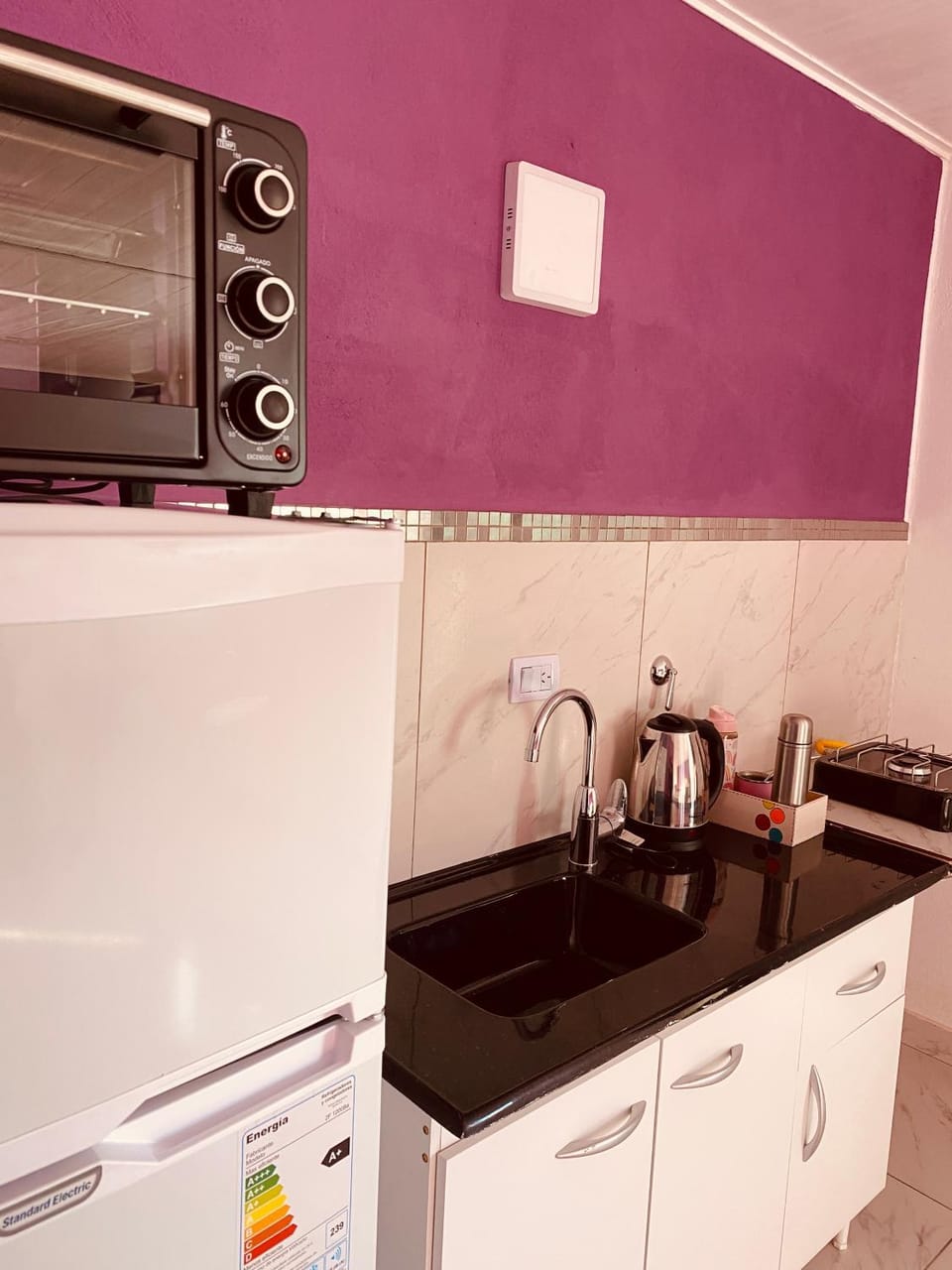 Coffee/tea facilities, Kitchen or kitchenette, oven, stove