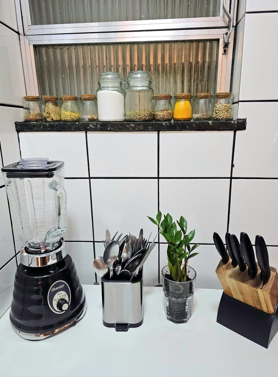 Coffee/tea facilities, Kitchen or kitchenette, stove, toaster
