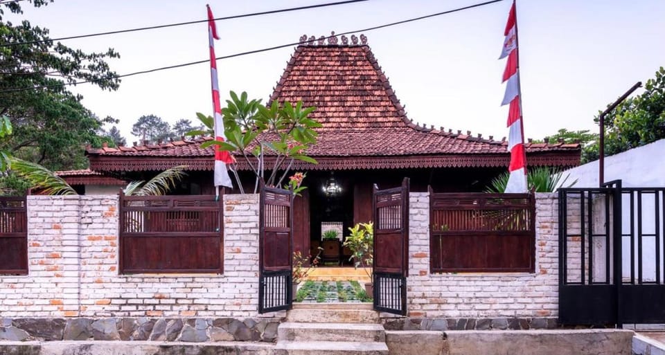 Vintage room 2 in Joglo House By penggemarlawas House in West Java