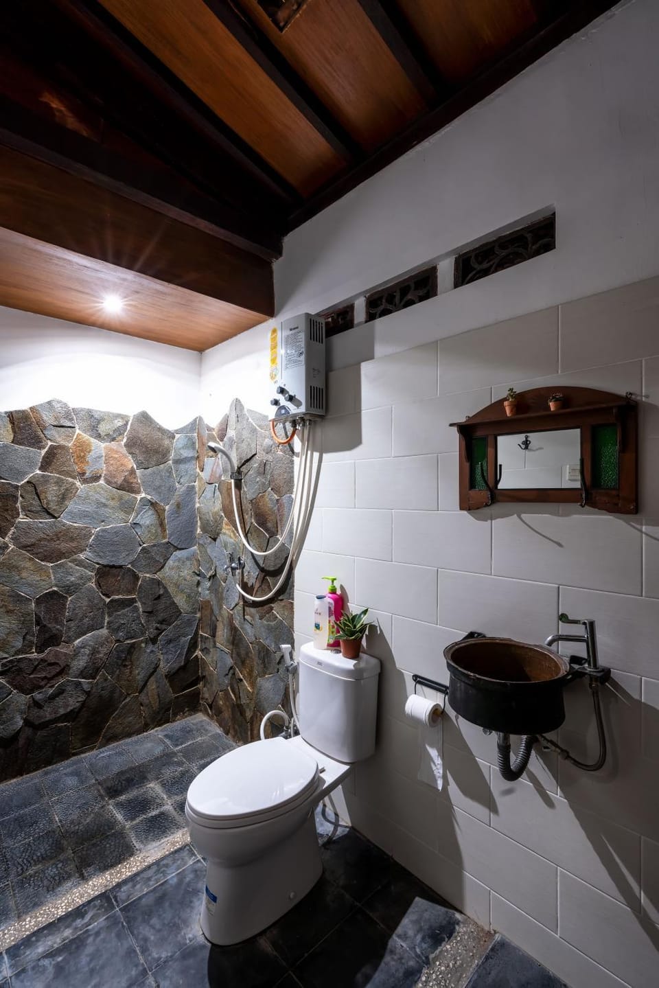 Vintage room 2 in Joglo House By penggemarlawas House in West Java