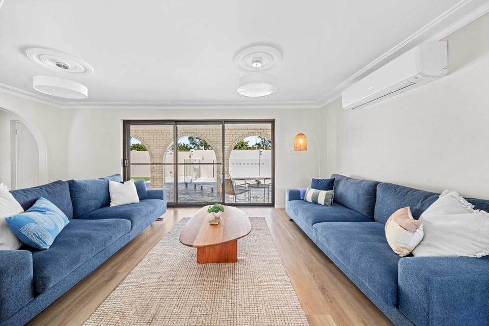 Living room, Seating area, air conditioner